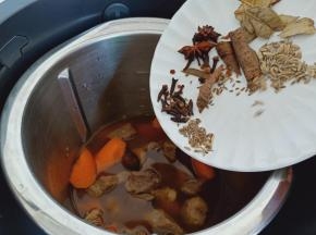 加入香料，盖上锅盖和量杯，设置90分钟进行炖煮。
