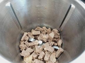 米博烹饪机加入焯水过后的牛肉。