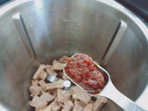 加豆瓣酱三勺。