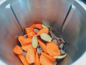 再加入胡萝卜与生姜片。