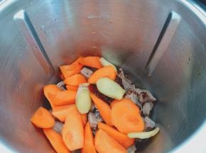 再加入胡萝卜与生姜片。