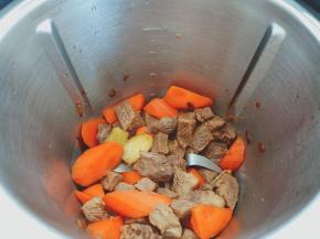 盖上锅盖和量杯，设置五分钟进行煸炒，一会会时间就煸炒好了。