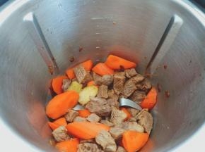 盖上锅盖和量杯，设置五分钟进行煸炒，一会会时间就煸炒好了。