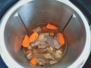 加入900克的清水。