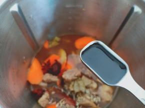 加入老抽与生抽。