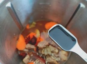 加入老抽与生抽。