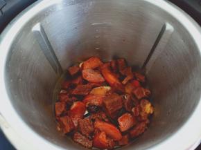 炖煮好了的牛肉与汤汁从主锅里面当中拿出来。