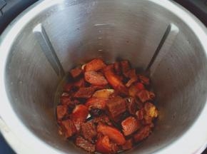 炖煮好了的牛肉与汤汁从主锅里面当中拿出来。