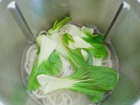 主锅清洗好以后，重新加入1000ml的水，加一点盐与食用油进行加热，加热后加手擀面与青菜煮。
