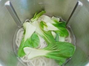 主锅清洗好以后，重新加入1000ml的水，加一点盐与食用油进行加热，加热后加手擀面与青菜煮。