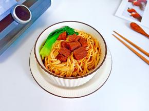手擀面先放入碗里，倒入煮好的牛肉汤汁，夹上牛肉块可以开动了！