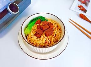 手擀面先放入碗里，倒入煮好的牛肉汤汁，夹上牛肉块可以开动了！