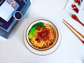 一碗浓香、美味的红烧牛肉面就可以享用了！