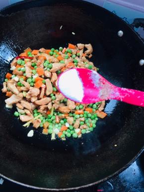 放入一勺盐翻炒片刻！