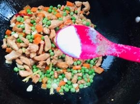 放入一勺盐翻炒片刻！