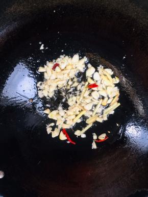 另起锅烧油，放入生姜，干辣椒，蒜瓣爆香！