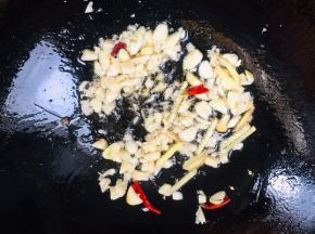 另起锅烧油，放入生姜，干辣椒，蒜瓣爆香！