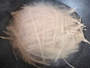 下入挂面用筷子搅散，再次烧开以后转小火煮5分钟左右。