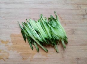 黄瓜切成丝。