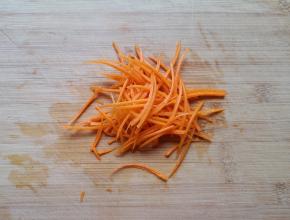 胡萝卜切成丝。