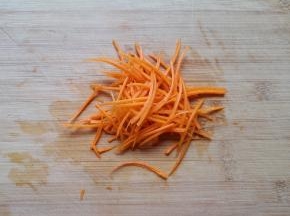 胡萝卜切成丝。