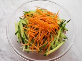 放入切好的黄瓜丝和胡萝卜丝。