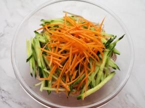 放入切好的黄瓜丝和胡萝卜丝。