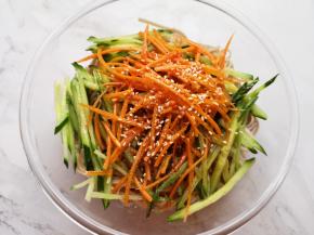 根据自己的口味放生抽、香醋、盐、鸡精、香油和辣椒油，最后再撒上熟白芝麻。