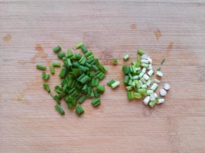 小葱葱白葱叶分开切碎。