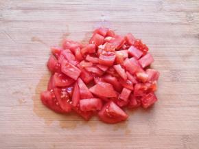 西红柿去皮切成小块。