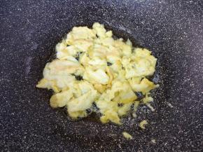炒锅内倒适量的食用油烧热，倒入蛋液快速炒熟，盛出备用。
