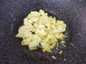炒锅内倒适量的食用油烧热，倒入蛋液快速炒熟，盛出备用。