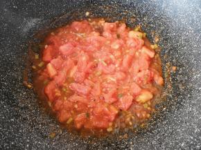 翻炒至西红柿出汁。