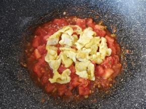 下入炒好的鸡蛋。