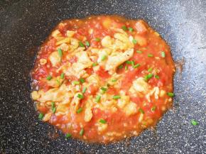 撒上葱叶碎即可出锅。