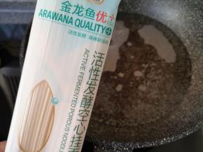 炒西红柿鸡蛋的锅子不用清洗，直接加水烧开，准备好金龙鱼优＋空心挂面。