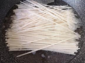 水开以后下入挂面，用筷子搅散。