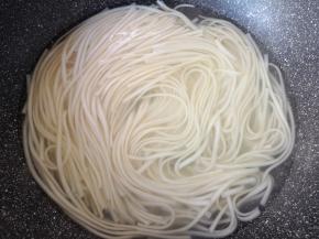 再次烧开以后转中小火煮6分钟左右。