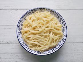 将煮好的面条捞出盛在碗里。