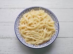 将煮好的面条捞出盛在碗里。