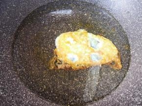 鸡蛋两面都变成焦黄色以后，加入纯净水烧开。