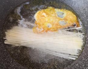 将挂面下入锅里用筷子搅散，煮4-5分钟。