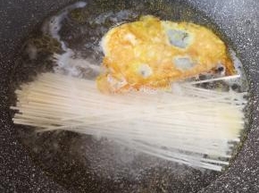 将挂面下入锅里用筷子搅散，煮4-5分钟。