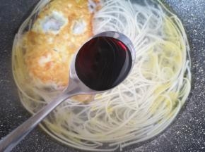 加入味极鲜酱油。