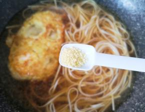 放鸡精搅拌均匀。