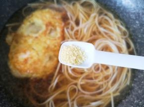 放鸡精搅拌均匀。