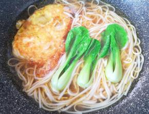 最后下入小青菜煮熟即可。