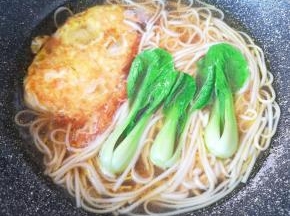 最后下入小青菜煮熟即可。