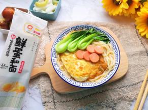 搭配自己腌制的小菜和水果。