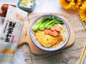 搭配自己腌制的小菜和水果。